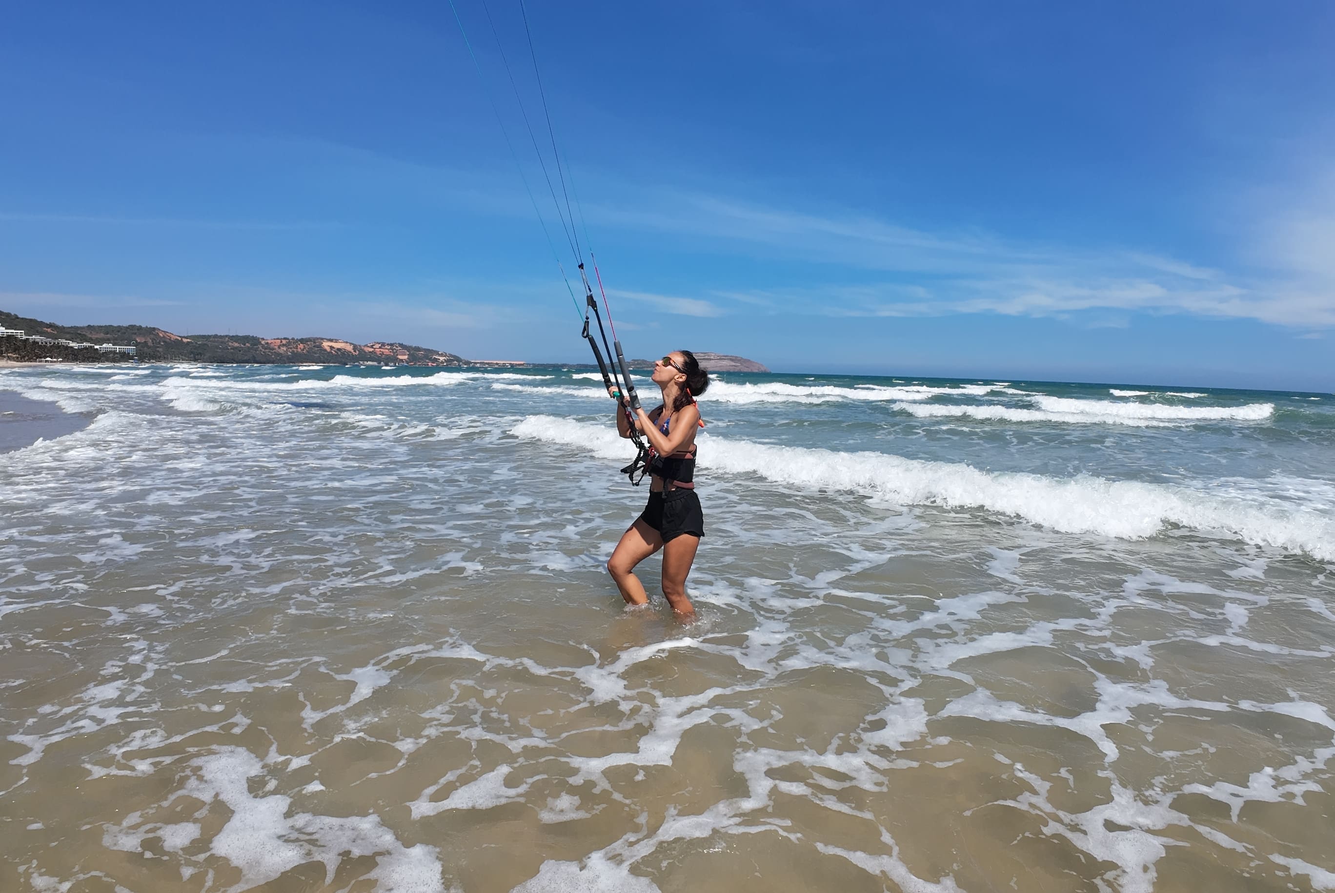 Девушка управляет кайтом на пляже Малибу