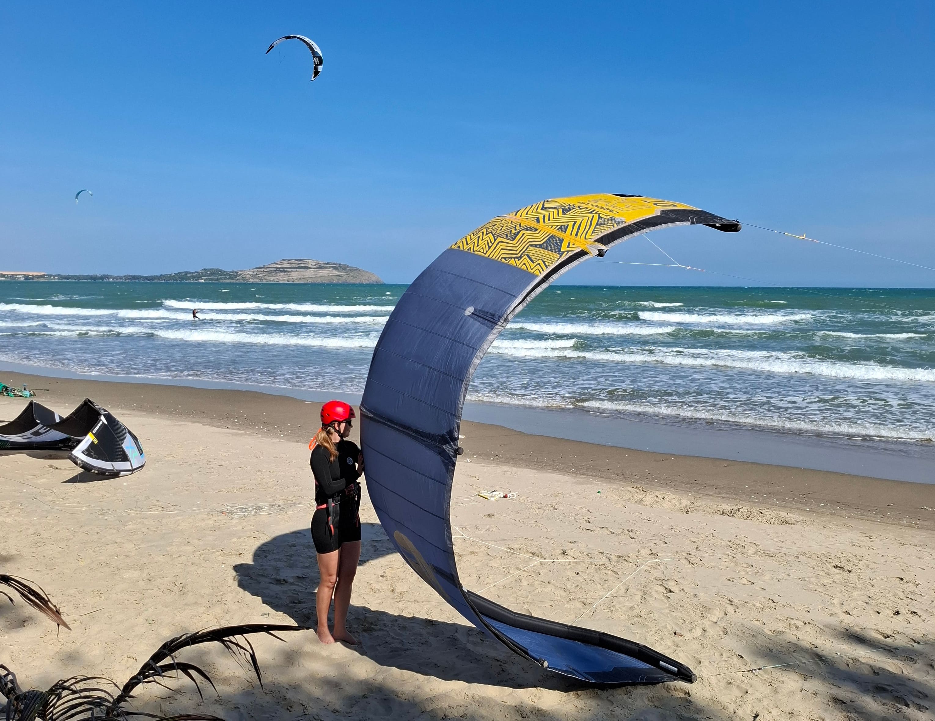 Ученица учится запускать кайт